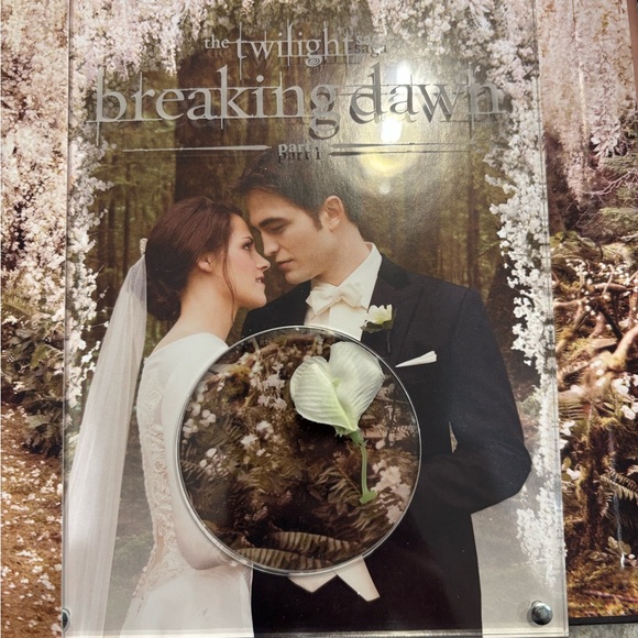 Limited Edition Twilight Saga Breaking Dawn Part 1 DVD w/ Authentic Prop Flower - Picture 3 of 9
